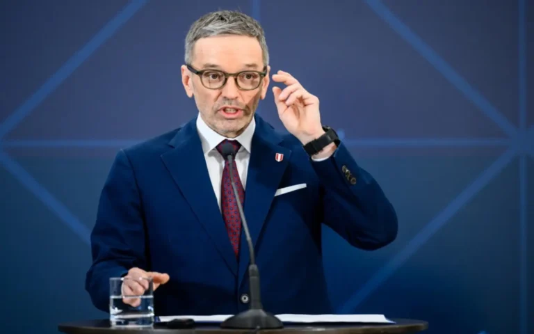 Austrian centrist parties reach deal to form govt without far right
